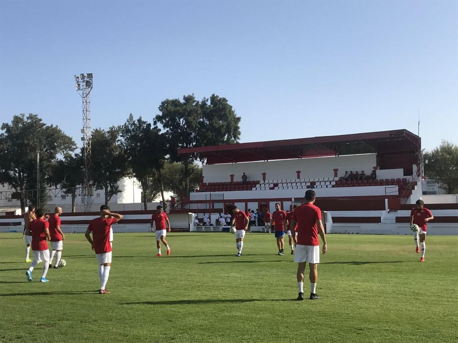 Imagen de un entrenamiento del Chiclana en el campo Municipal.