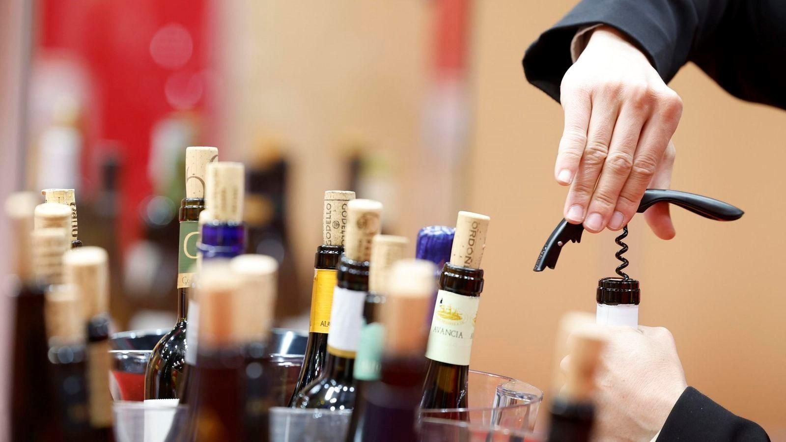 Descorche en una cata de vinos.