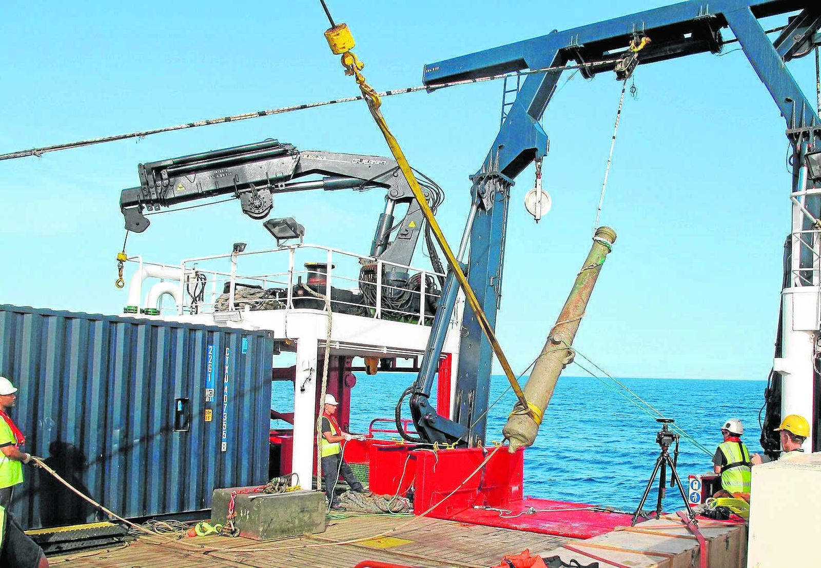 Izado de uno de los cañones.