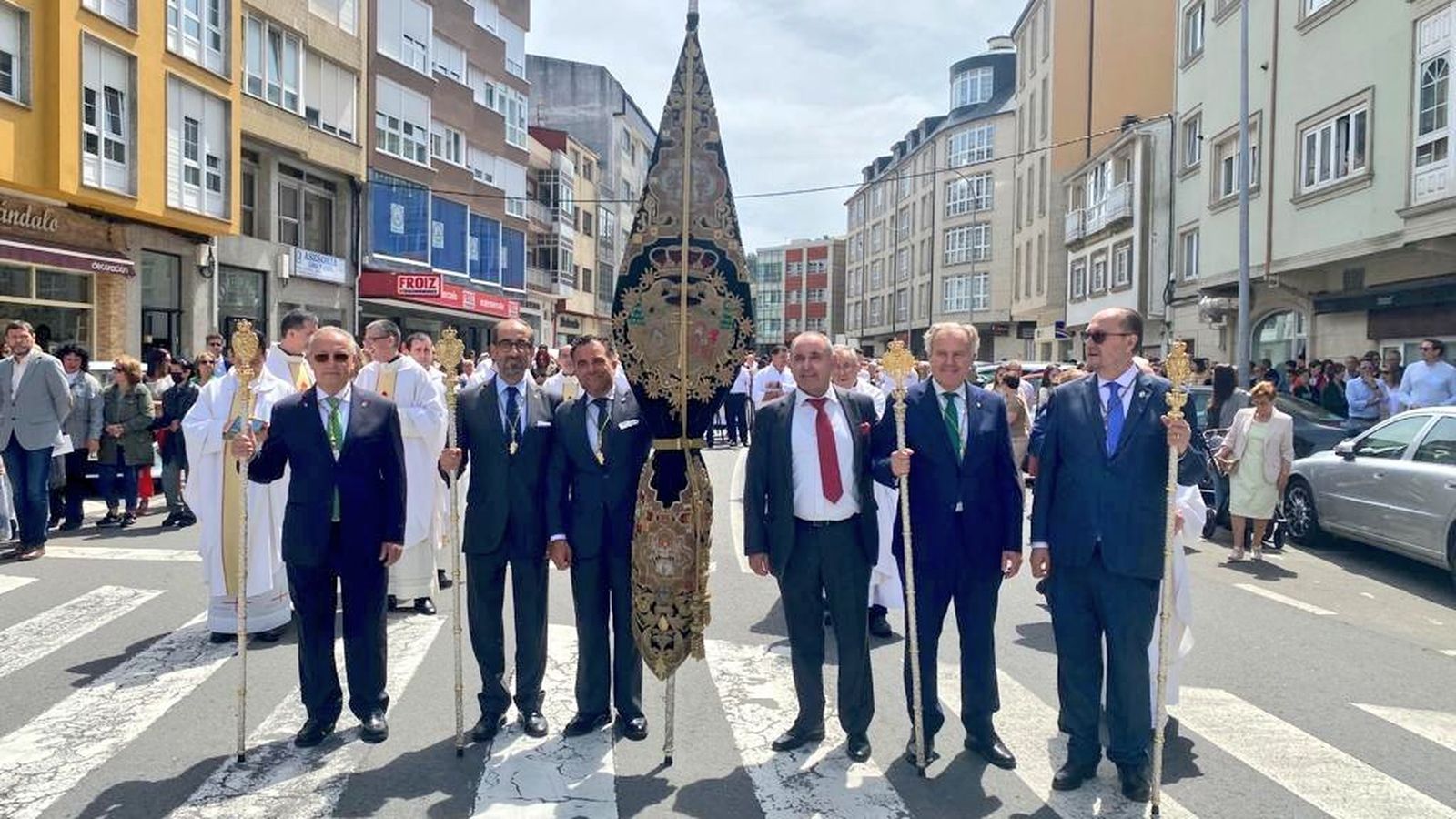 La cofradía en representación durante la procesión extraordinaria