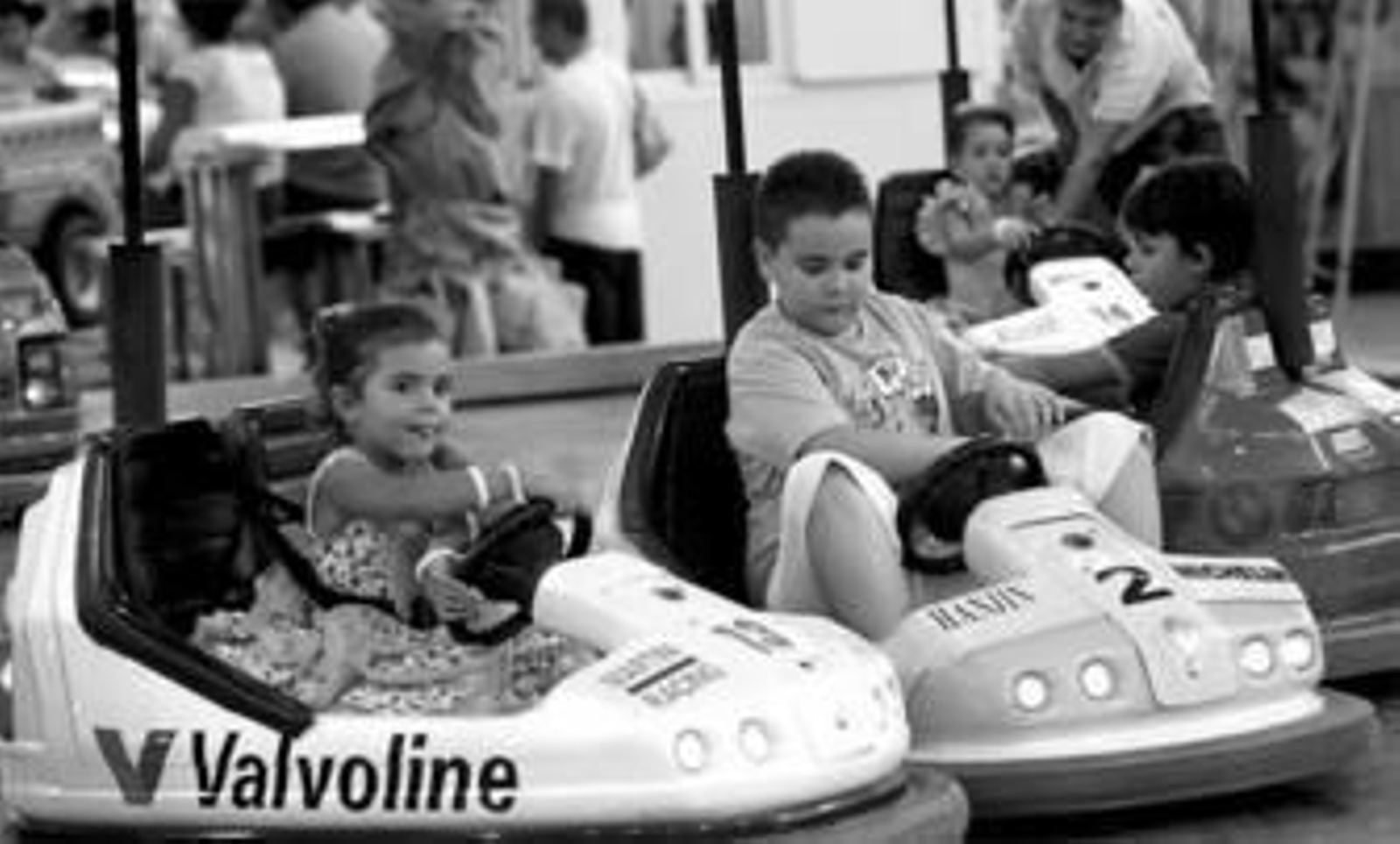 Los pequeños se divierten en los coches de coches especiales para ellos.