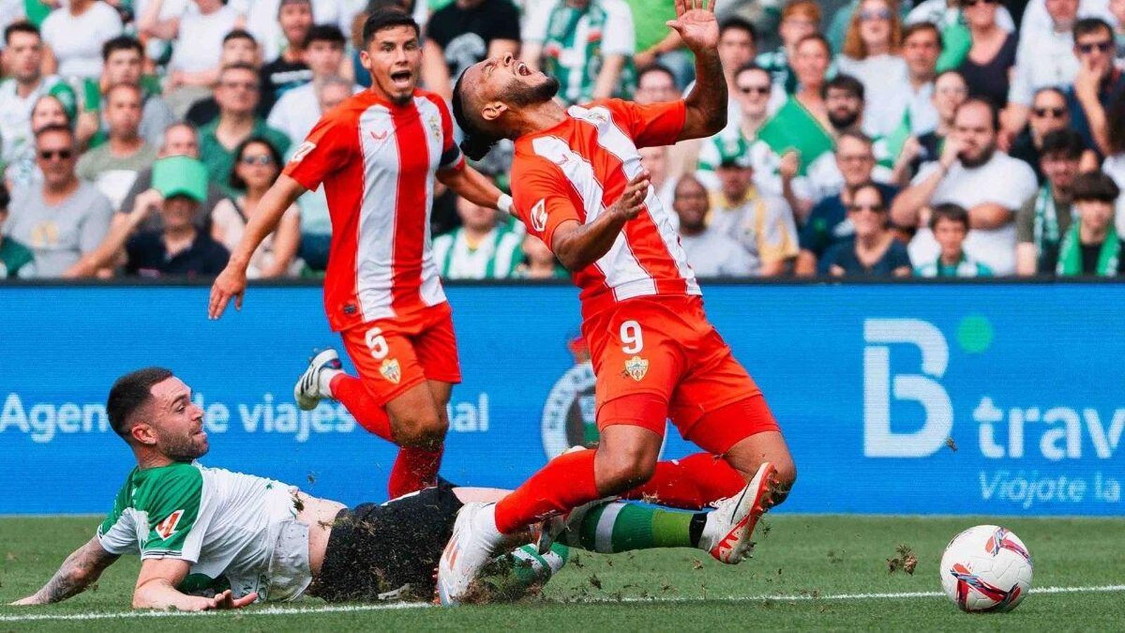 Estampa de la fea entrada de Manu Hernando sobre Luis Suárez.