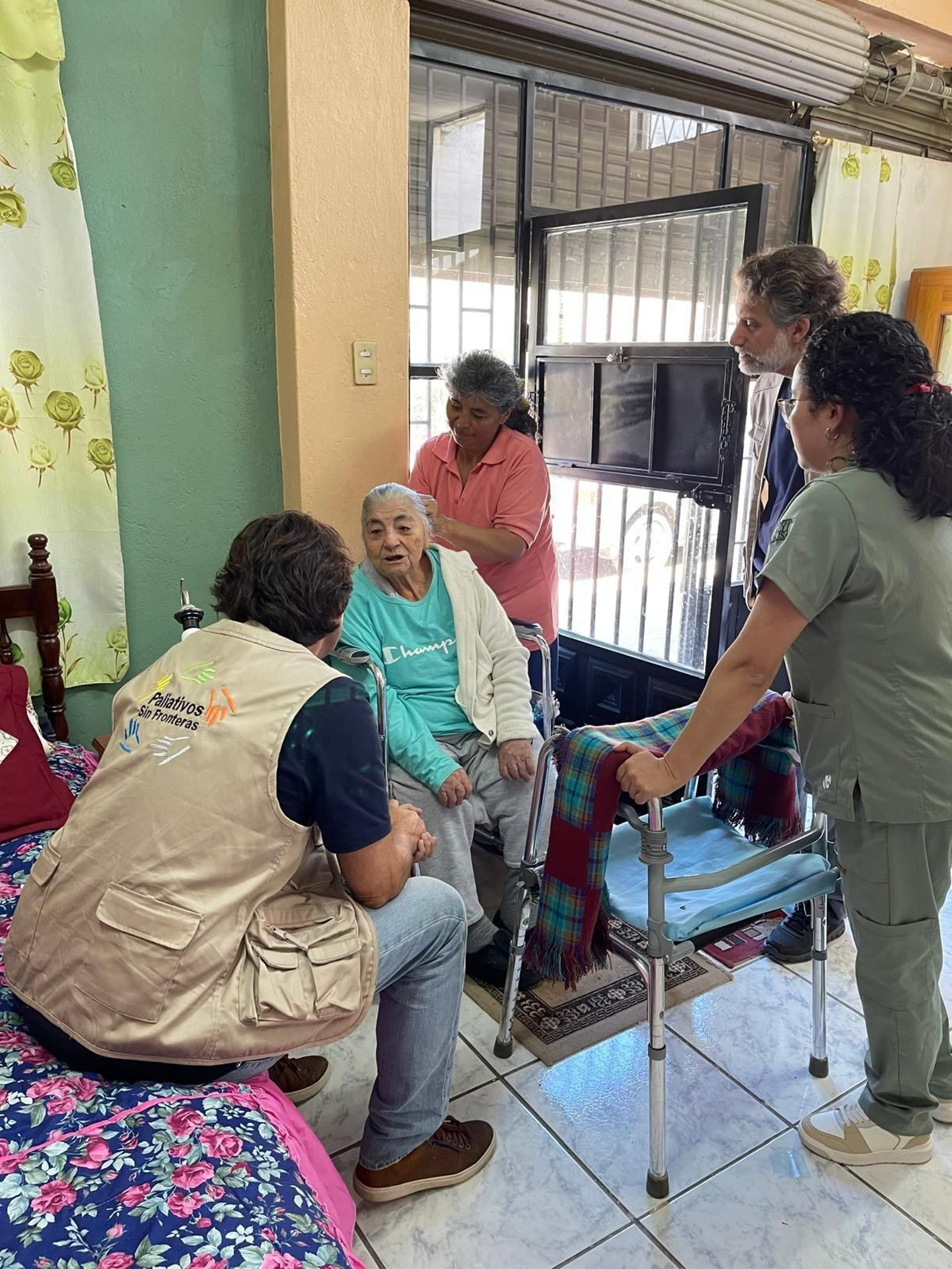 Visitando a la señora Gloria, en su domicilio. Visitando a la señora Gloria, en su domicilio.