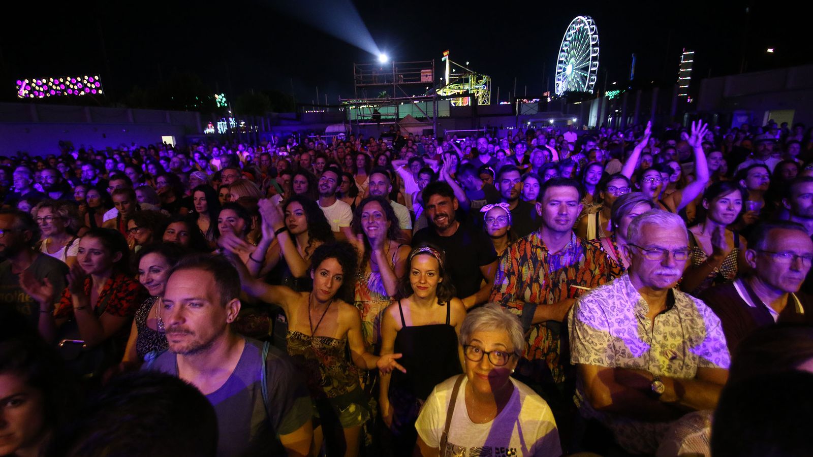 El público del Recinto Ferial estaba expectante y dando lo mejor de sí en una de las noches más fiesteras que nunca, donde las protagonistas fueron ellas.