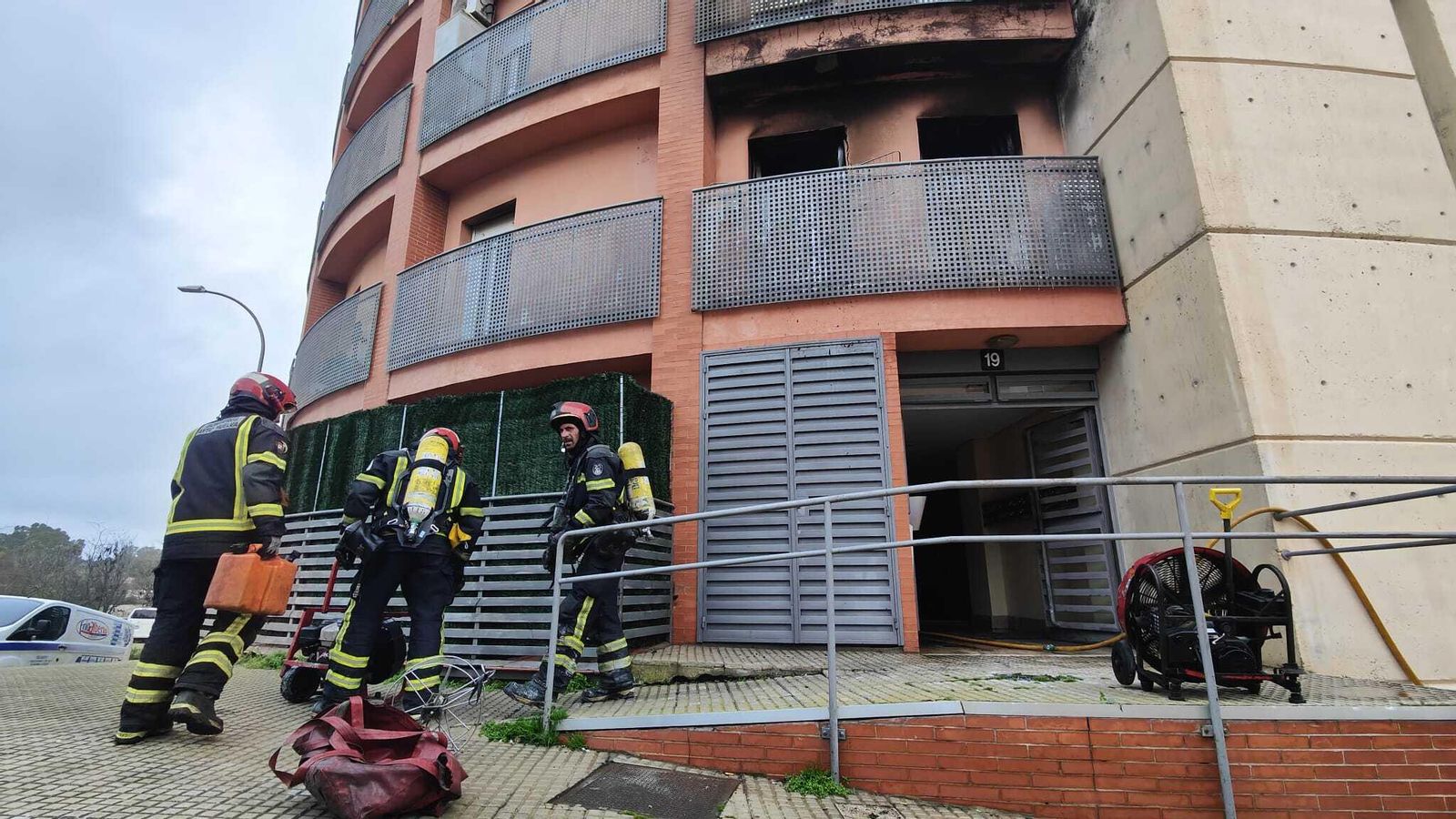 Bomberos trabajan en la extinción del fuego