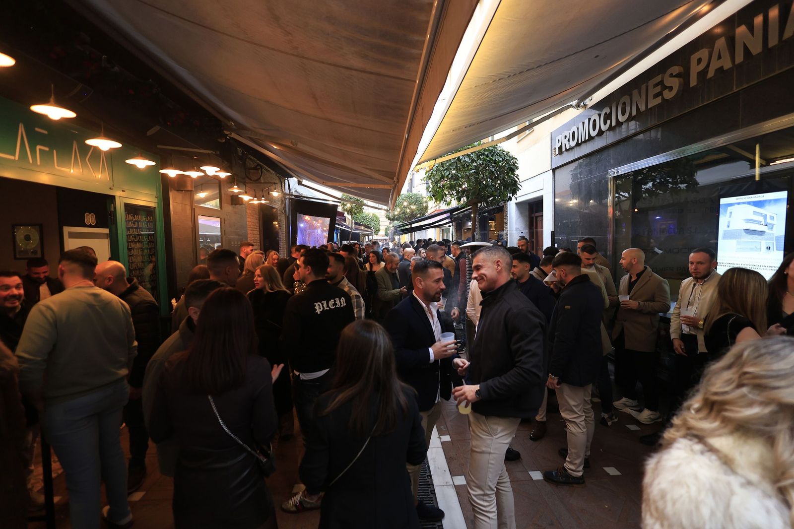 Búscate en las fotos del ambiente en el centro de La Línea antes de la Nochevieja