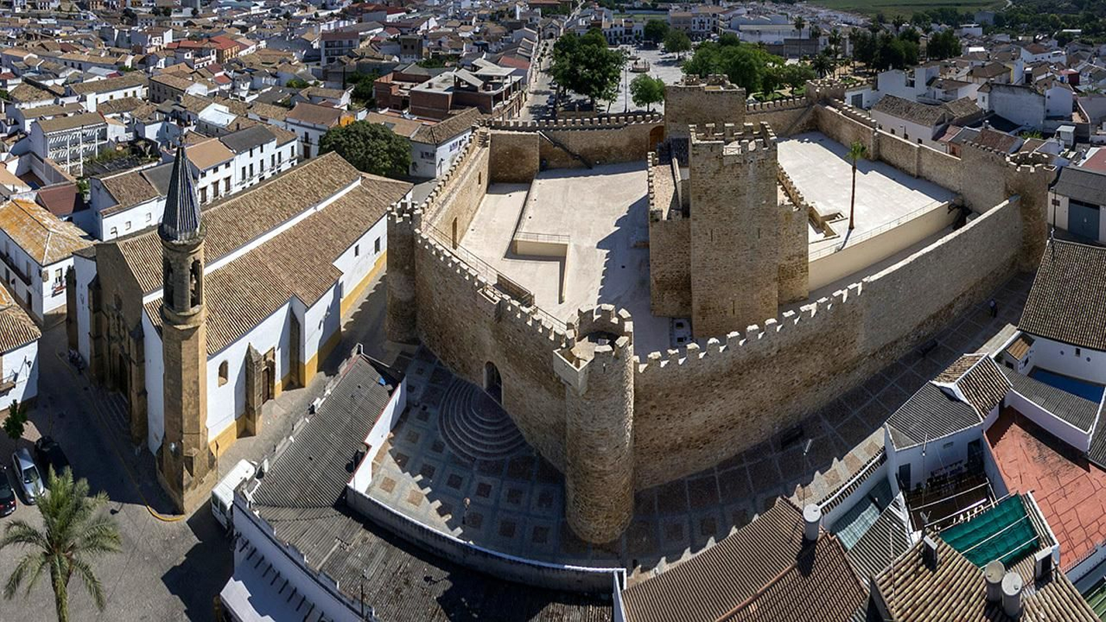 Del Castillo de Lopera se dice que es uno de los mejores ejemplos de castillos construidos por la Orden Militar de Calatrava.