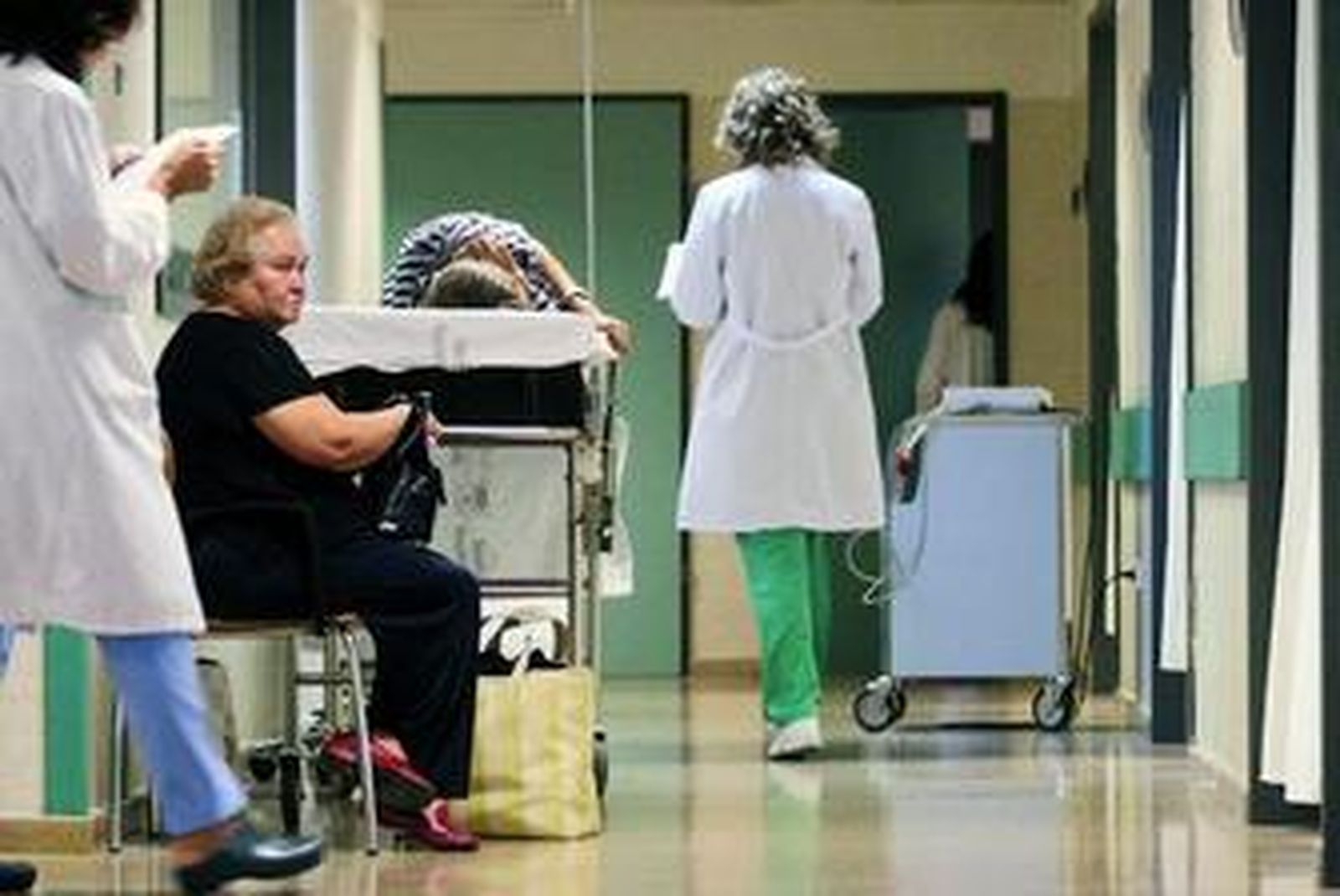 Pacientes y profesionales en un centro hospitalario.