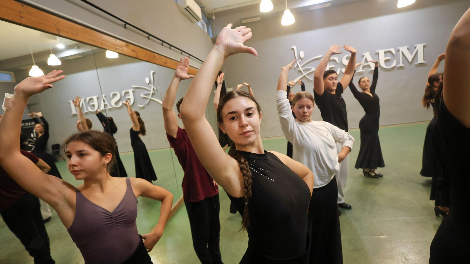 Estudiantes de la Esaem en clase de flamenco.
