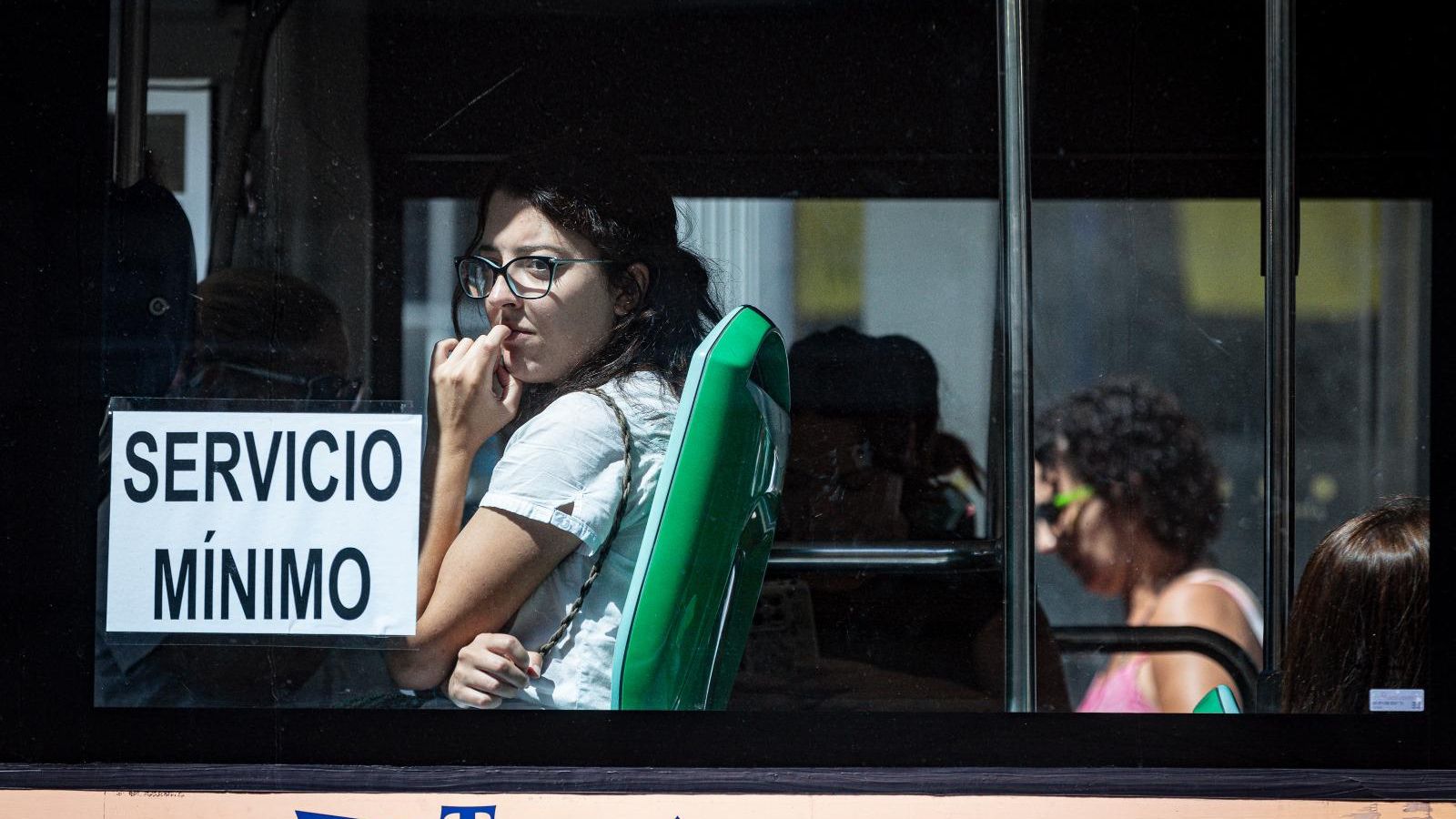 Una usuaria en uno de los autobuses de servicios mínimos.