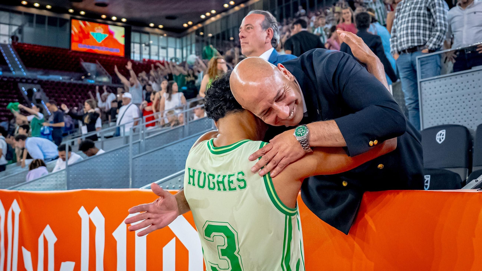 Pedro fernández felicita a Mark Hughes tras conquistar la Fiinal Four por ela scenso.