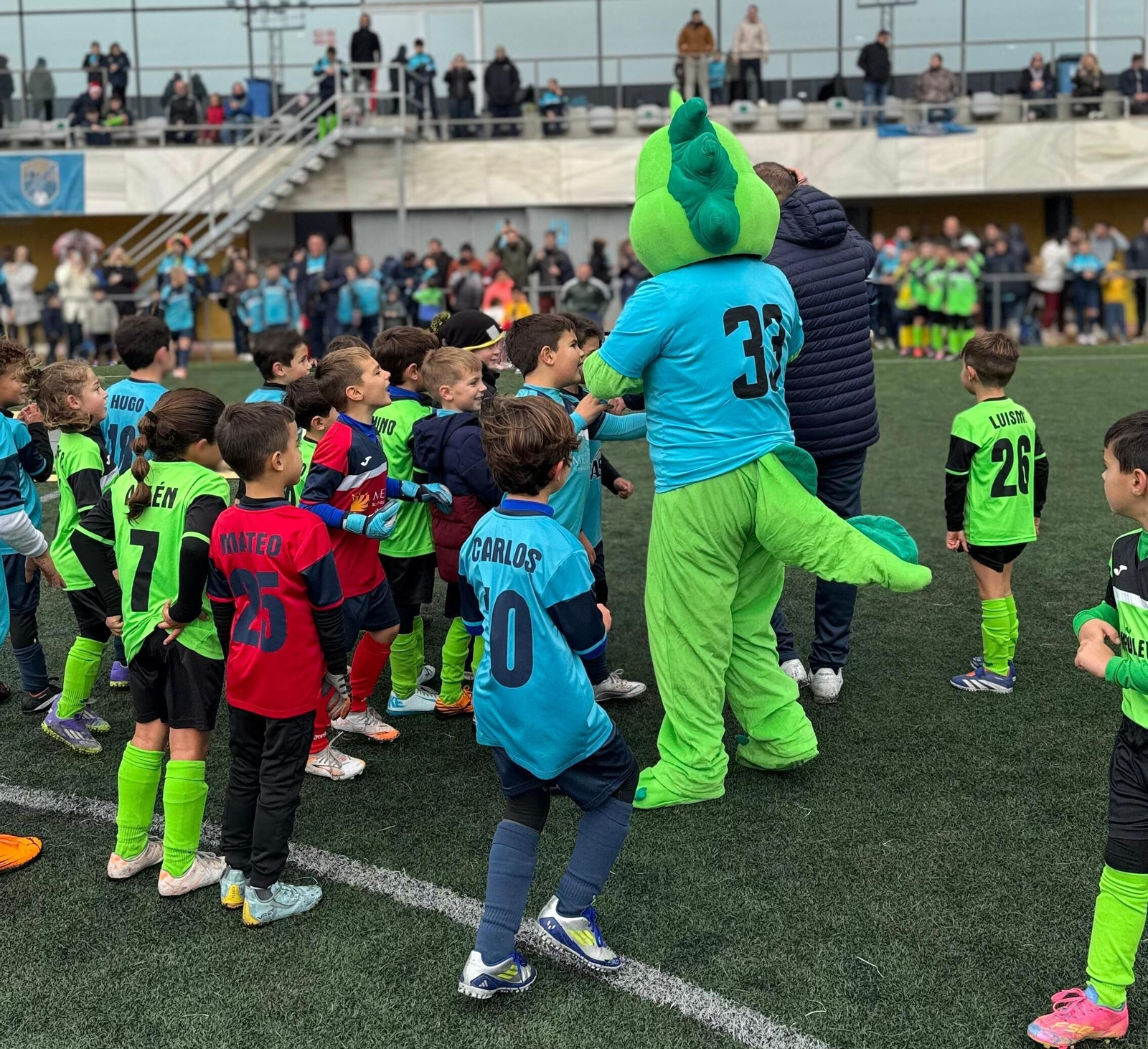 Varios de los equipos participantes con la mascota del club almeriense al término de uno de los encuentros del torneo.
