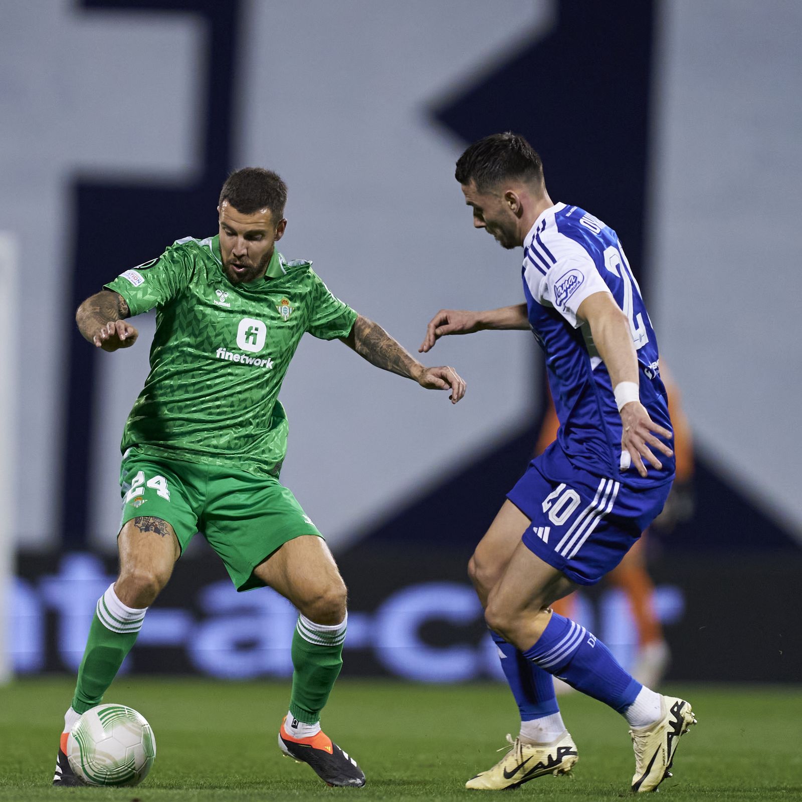 Ruibal, encimado por Hoxha.