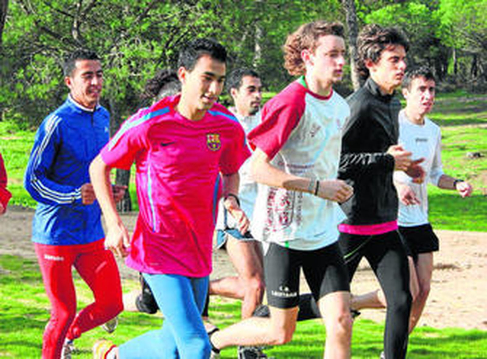 Merzougui, a la izquierda, con chándal azul y pantalón rojo, durante un entrenamiento en Punta Umbría.