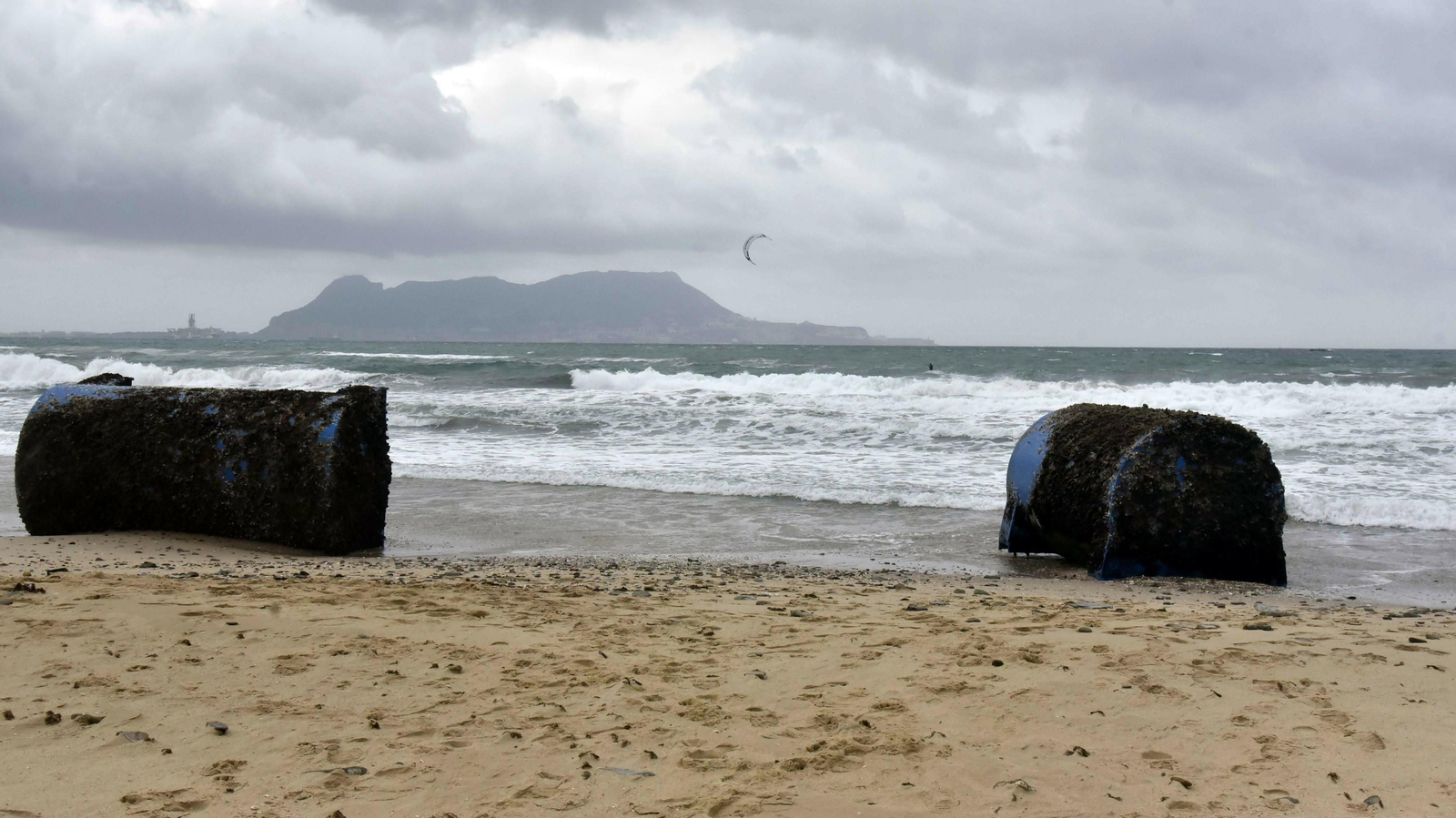 Mejilloneras varadas en la playa de Getares