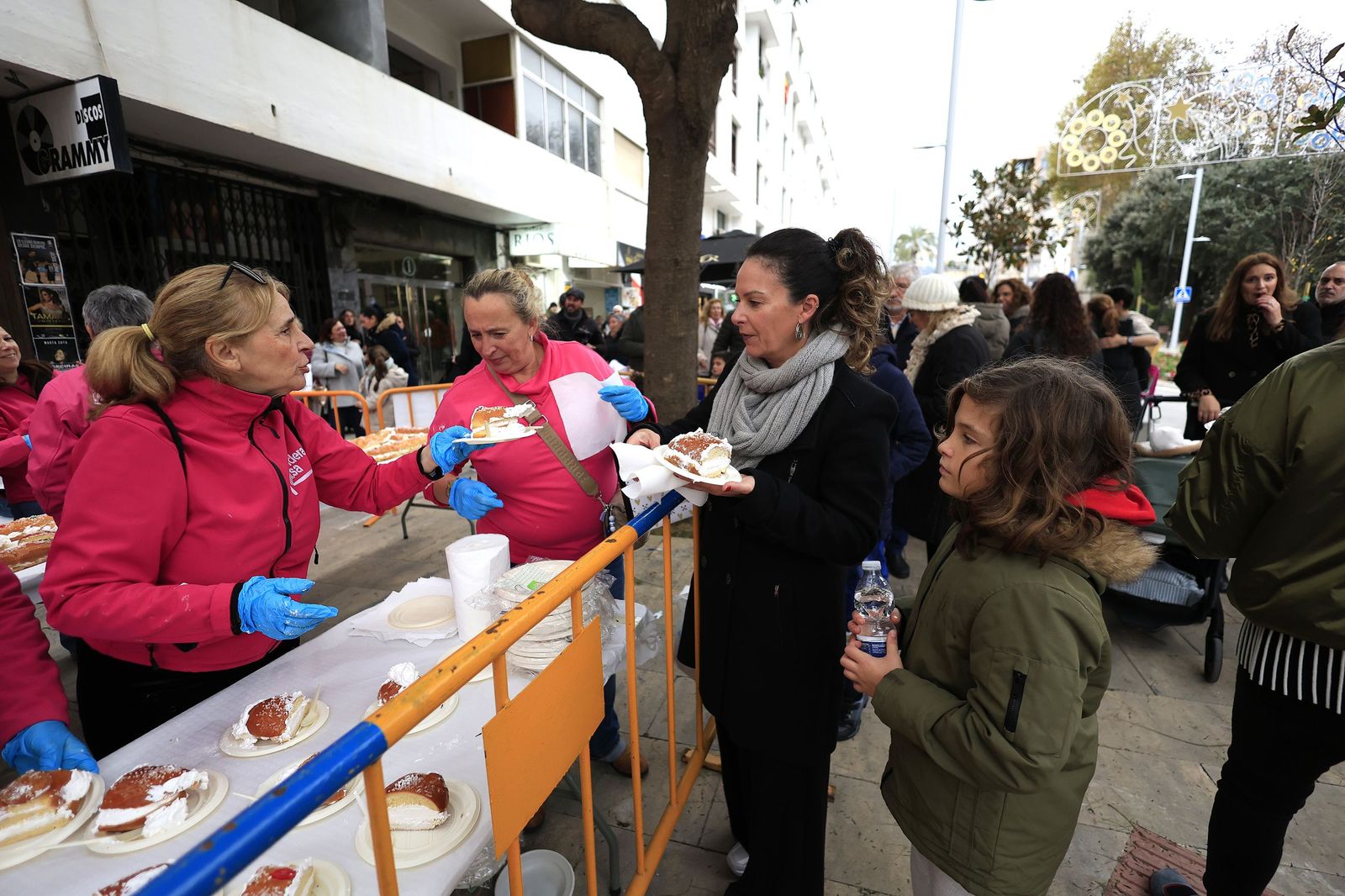 Las fotos del roscón de Reyes solidario en Algeciras