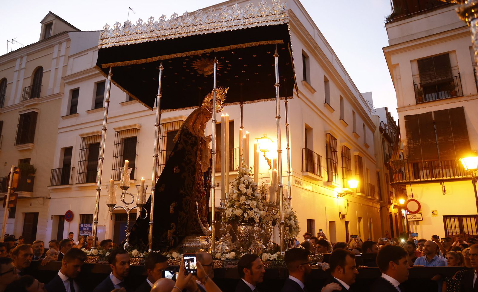 Rosario vespertino de la Virgen del Mayor Dolor, de la Hermandad de las Aguas, en imágenes
