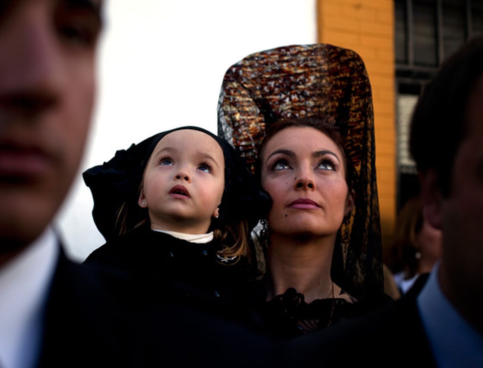 Una mujer vestida de mantilla con una pequeña cofrade del Cristo.

Foto: Emilio Morenatti