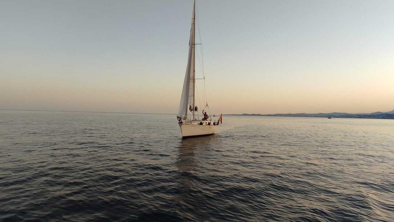 Imagen panorámica del velero de Alejandro López durante una travesía.