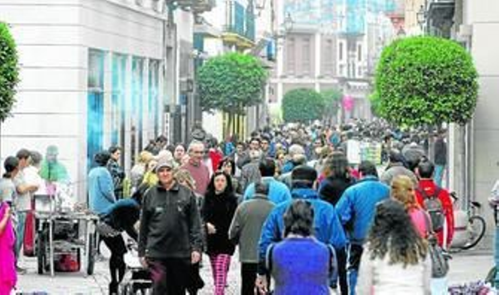 La calle Velázquez estaba repleta de gente en la tarde de ayer, día en el que abrieron numerosos comercios.