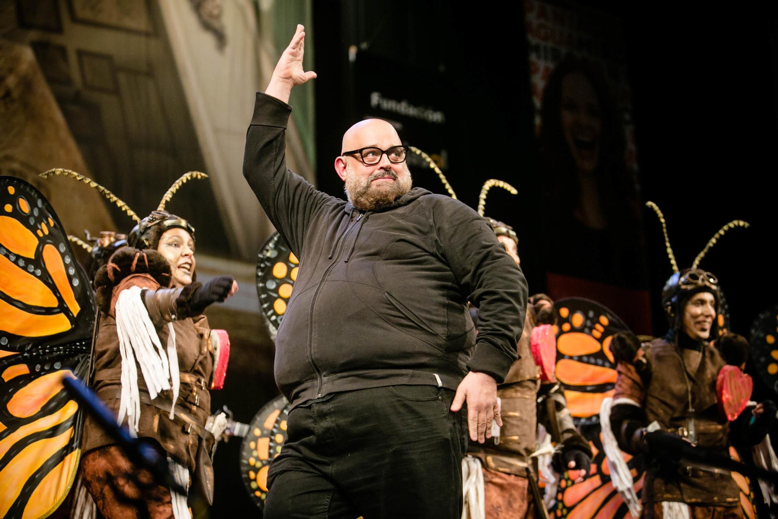 La comparsa de Carmona "El circo de la mariposa" en el escenario del teatro Falla