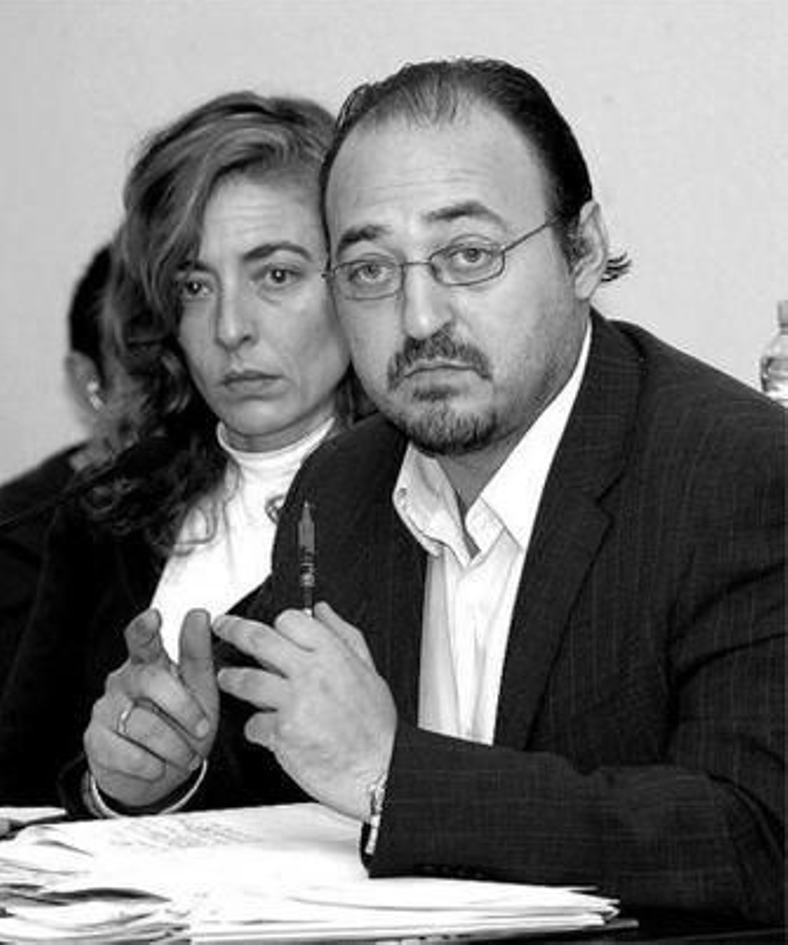 Ernesto Marín (PP), a la izquierda, estrecha la mano de su oponente José María Román (PSOE) tras el Pleno de investidura en junio de 2007.