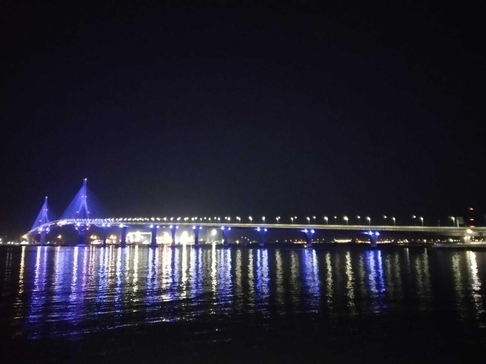 El Puente de la Constitución de 1812, con las pilonas iluminadas.