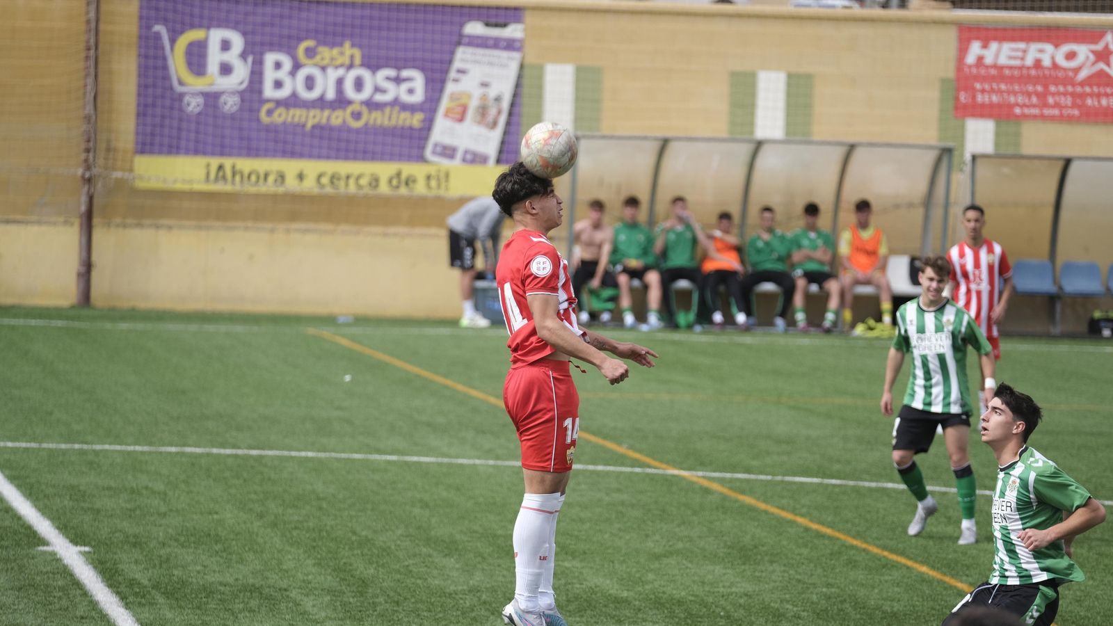 Marcos Peña golpe un balón con la cabeza en una acción del encuentro contra el Betis en el Francisco Pomedio.