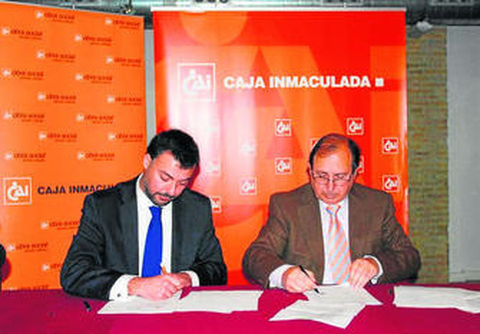Manuel Pacheco y Darío Quiles, firmando el convenio.