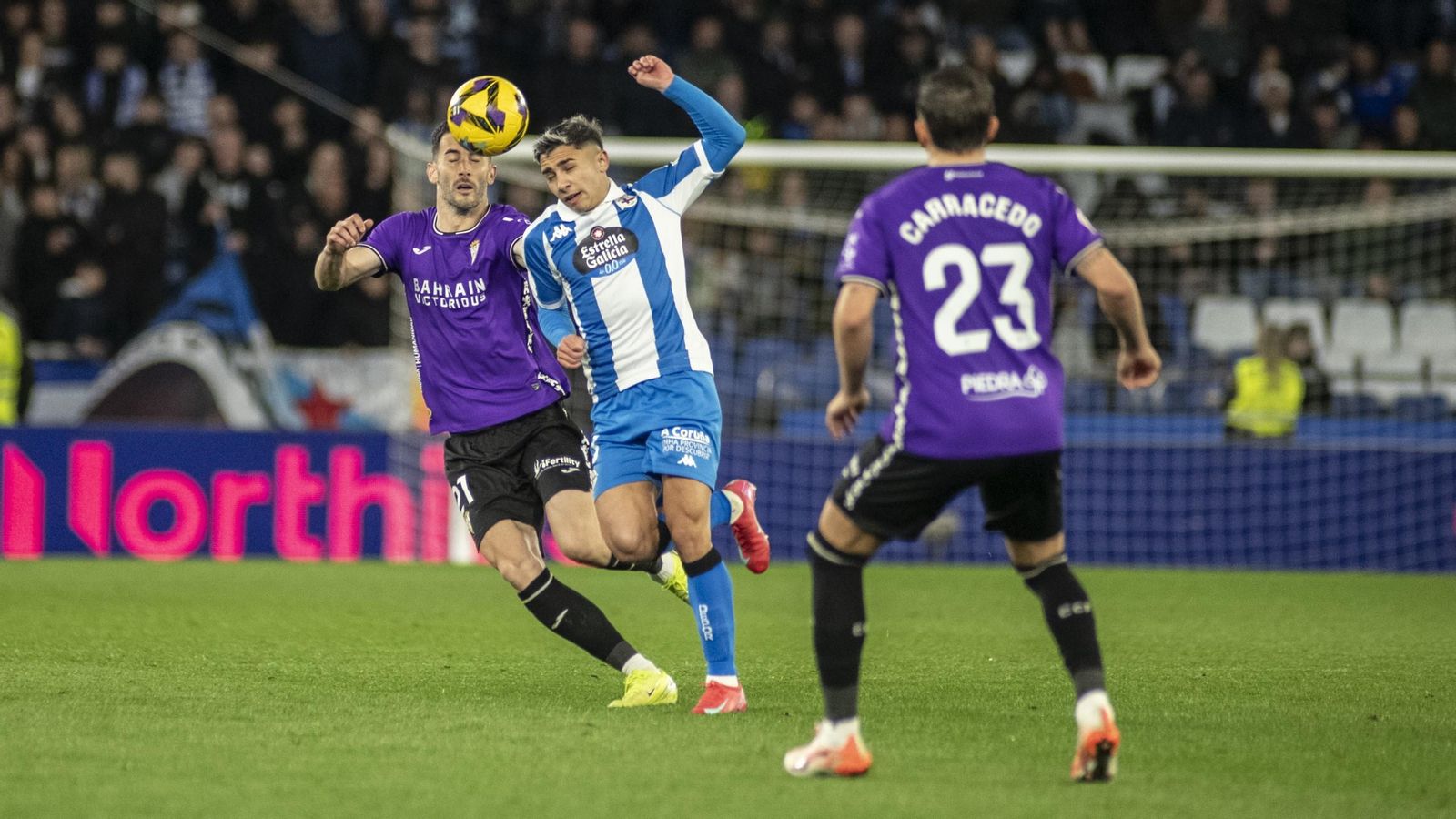 Albarrán pelea por el balón con Yeremay en un lance del Deportivo - Córdoba CF.