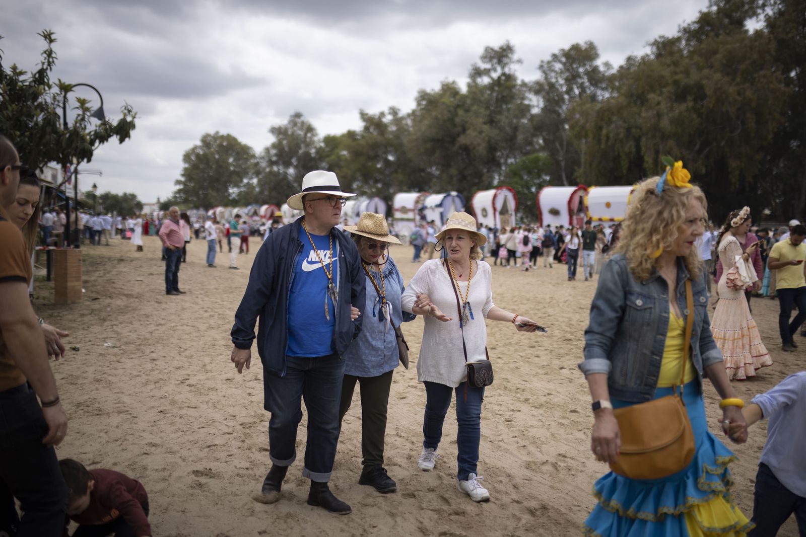 El Rocío 2023: Imágenes de ambiente en la aldea durante la presentación de las Hermandades