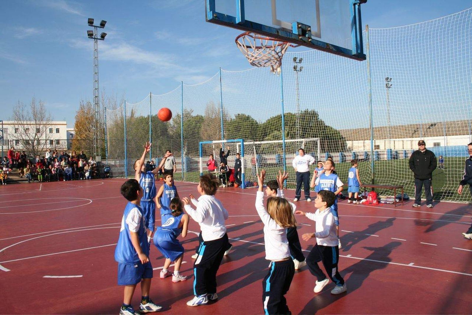 Niños juegan al baloncesto en un colegio