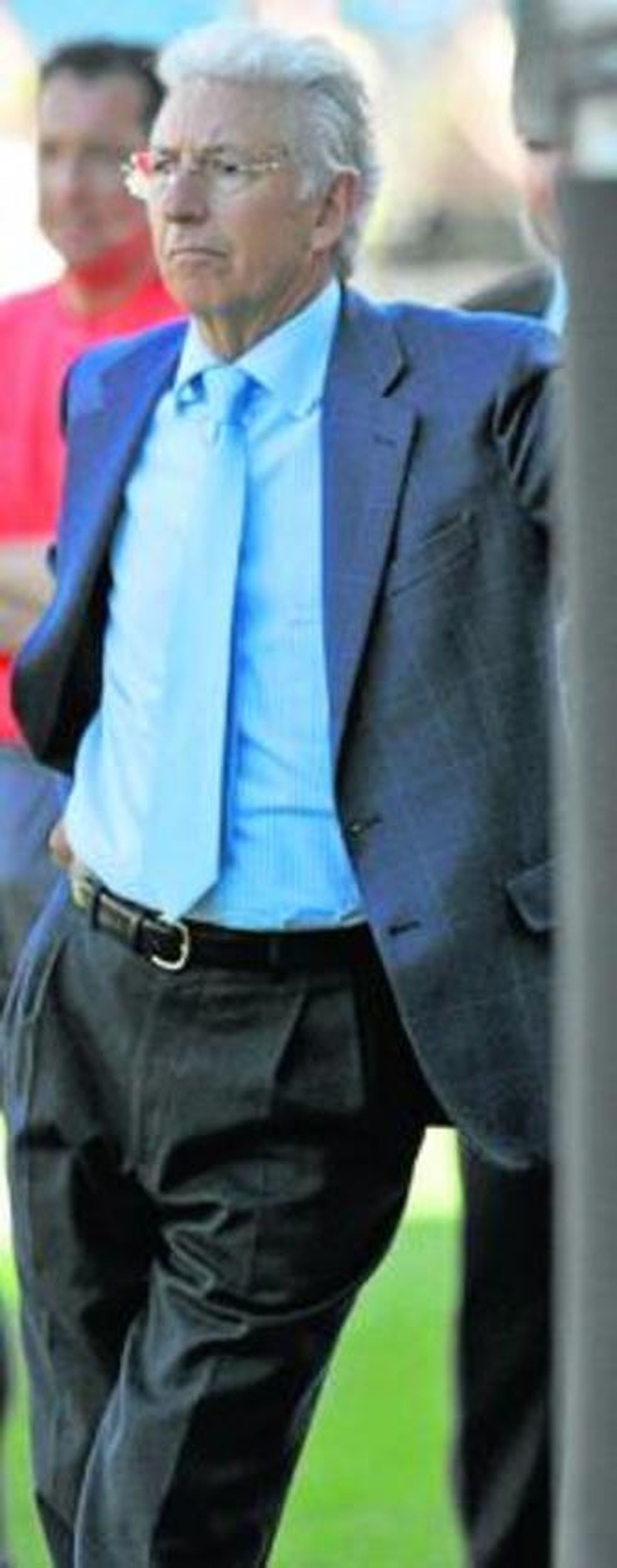 Espárrago, siguiendo atentamente las evoluciones del partido.