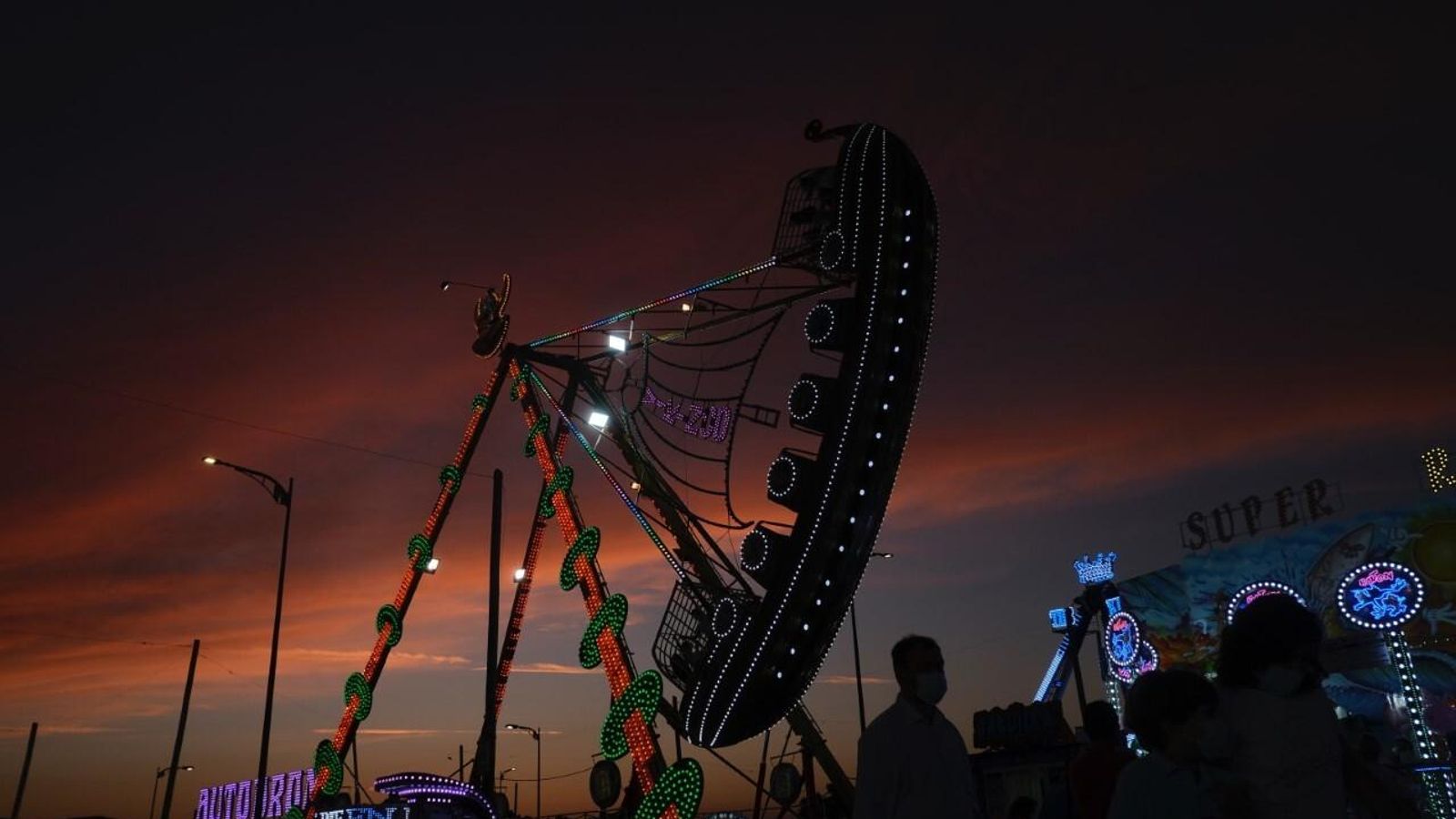Una de las atracciones de la Feria de Antequera al anochecer.