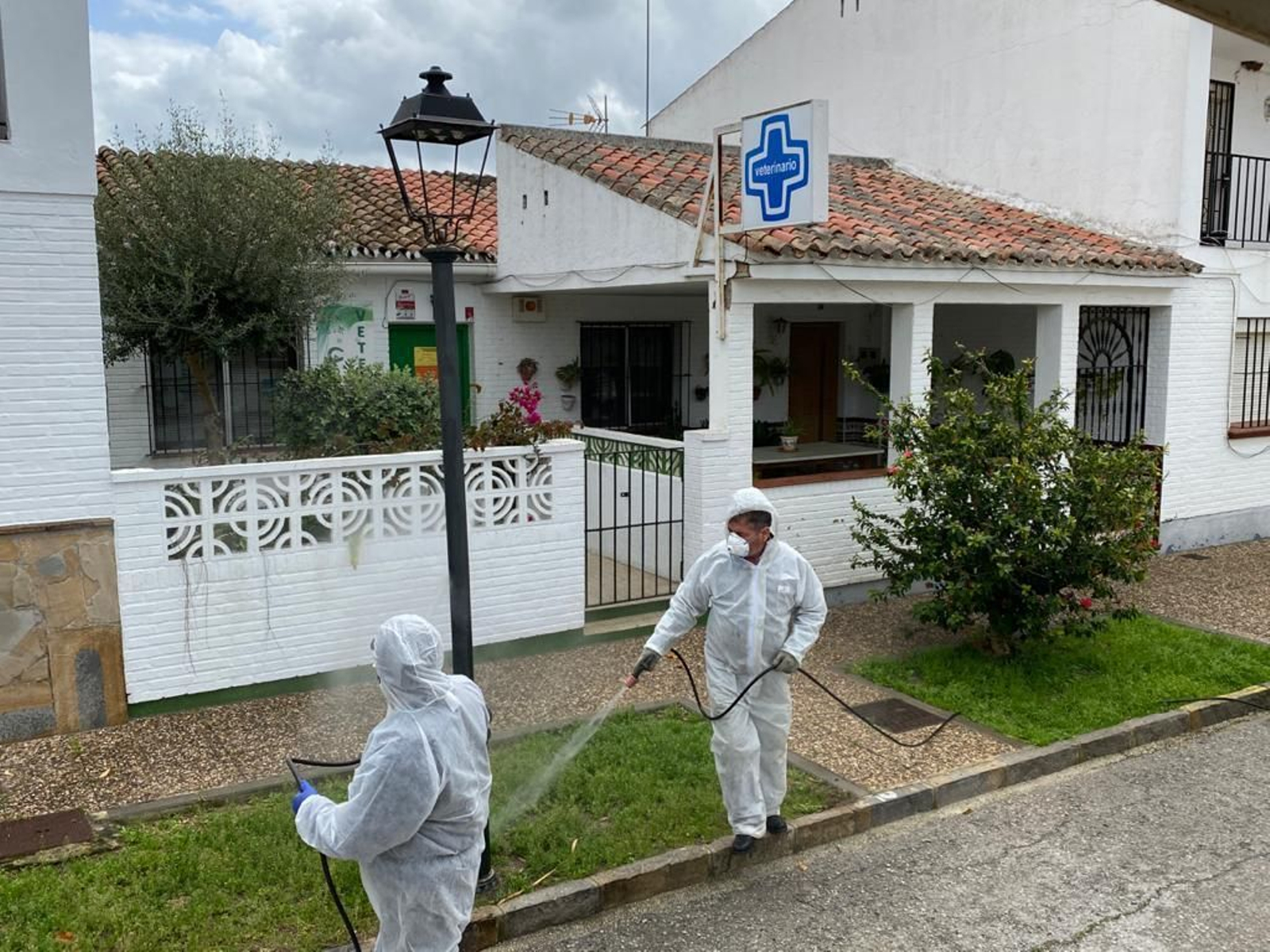 Dos operarios limpian una de las calles de Castellar.