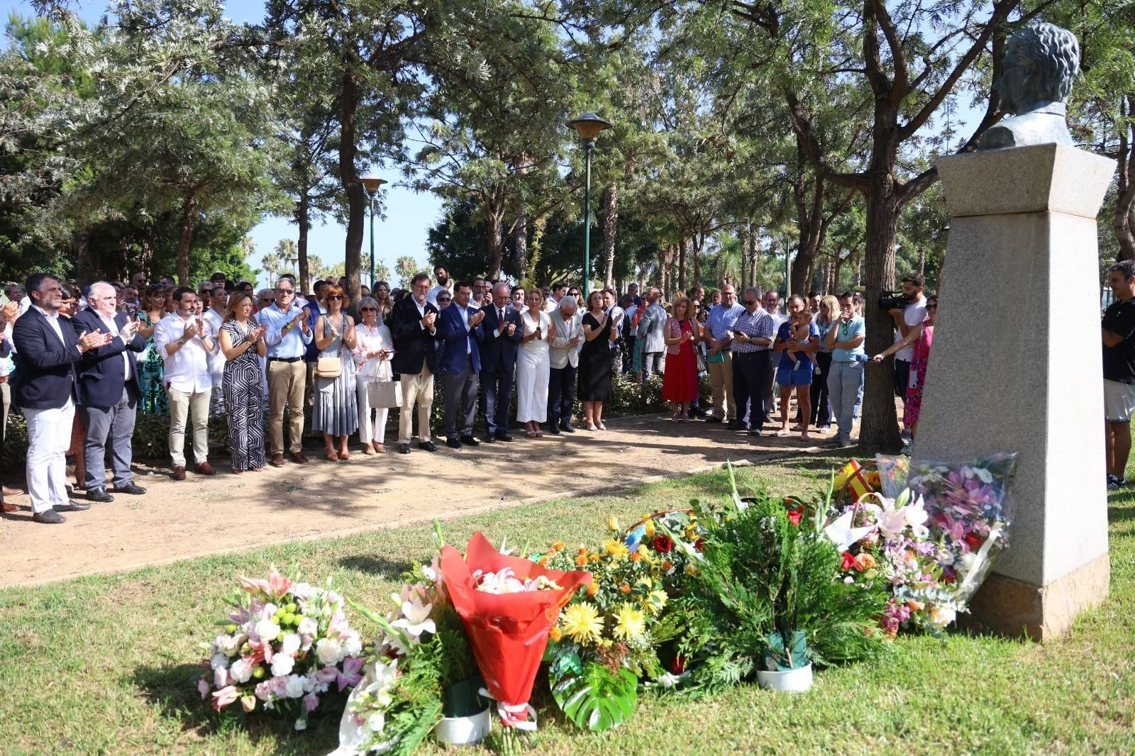 Aplausos en un homenaje celebrado a José María Martín Carpena en el Parque de Huelin Aplausos en un homenaje celebrado a José María Martín Carpena en el Parque de Huelin