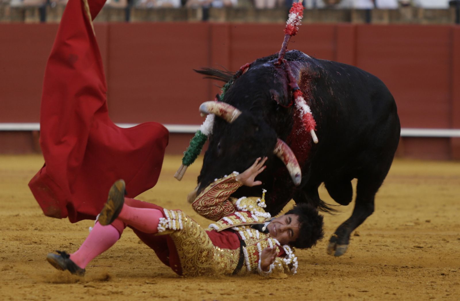 Leo Valadez, en la faena con el quinto novillo.