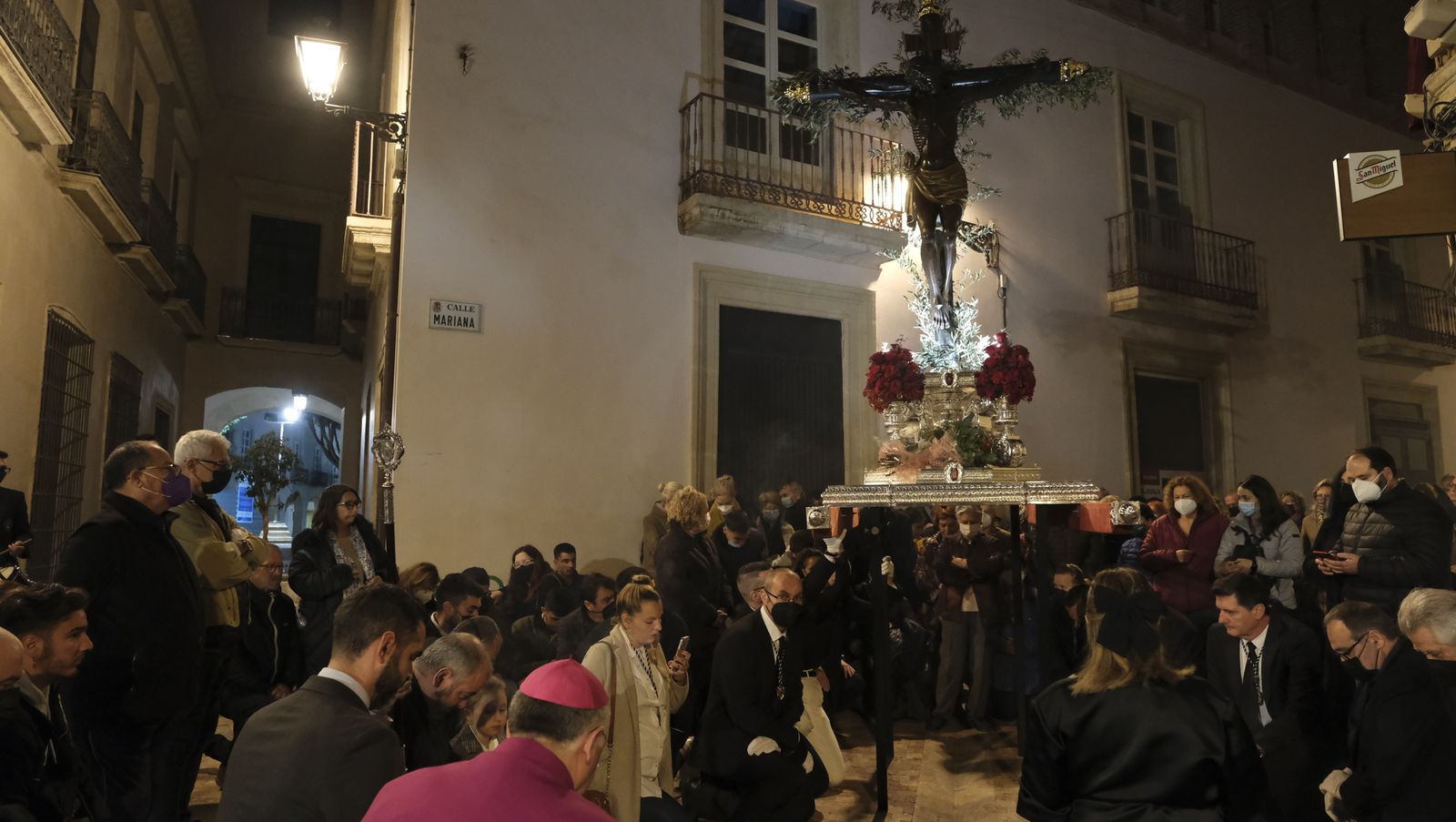 Procesión del Vía Crucis del Santo Cristo de la Escucha en Almería, en imágenes.