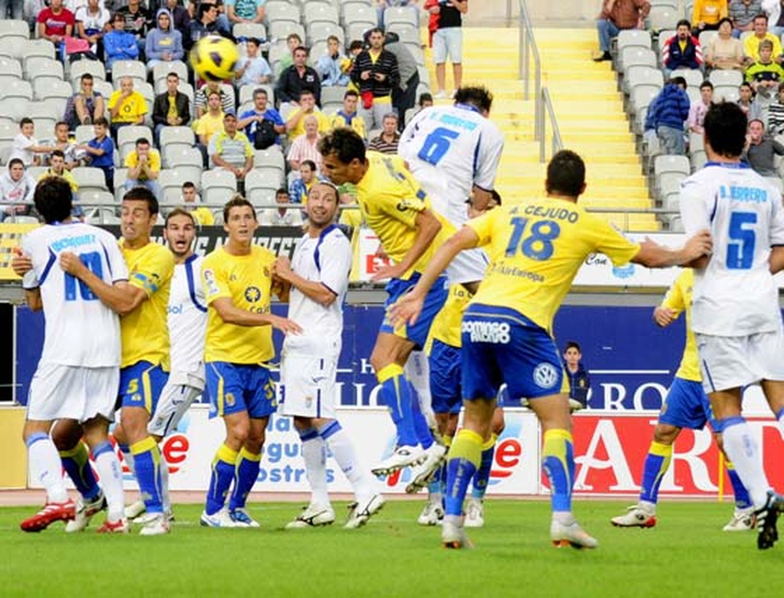El Xerez da un golpe sobre la mesa y se impune al equipo local con merecimiento alcanzando así la zona de 'play-off' de ascenso. Los de Javi López fueron muy superiores durante todo el encuentro

Foto: LOF