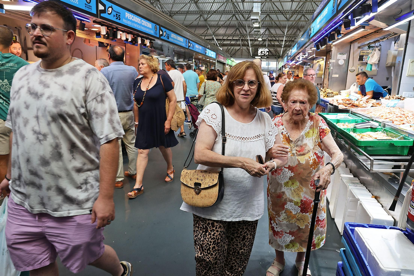 Imágenes de las compras en el entorno del Mercado del Carmen en la mañana de sábado