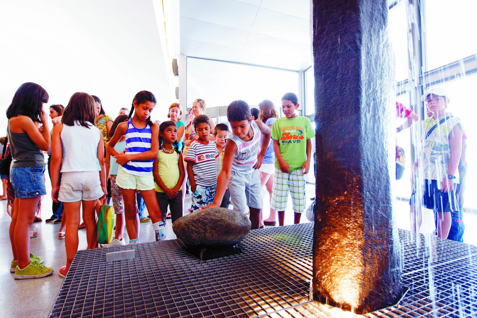 Imagen de archivo de una visita de niños saharauis al Parque de las Ciencias de Granada.