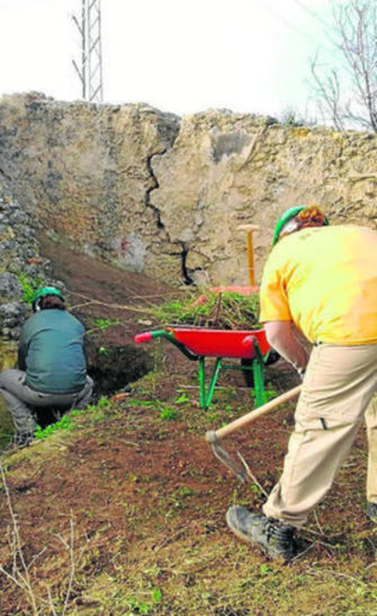 Alumnos de la escuela taller realizando trabajos.