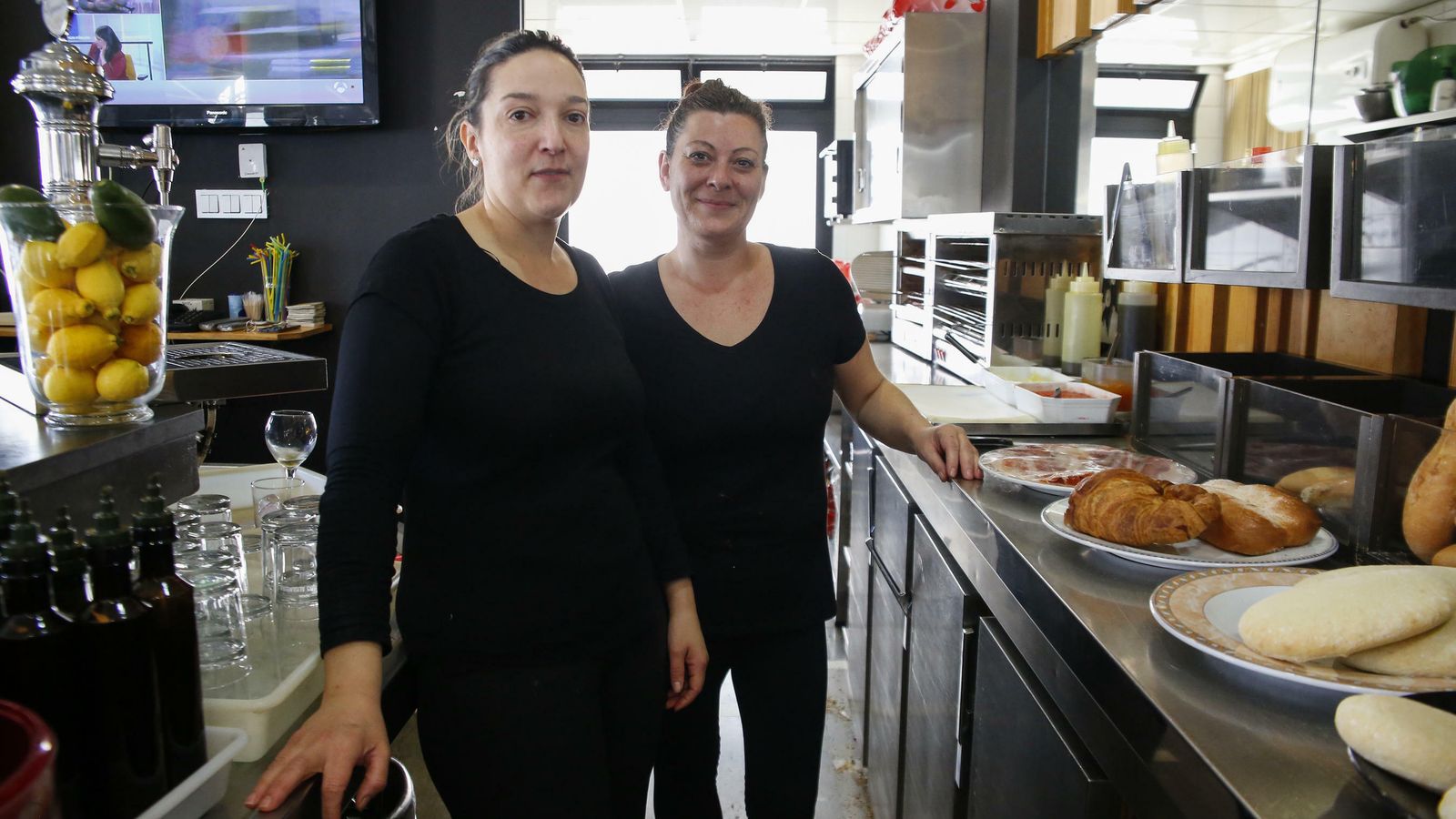 Camareras de una cafetería de Granada