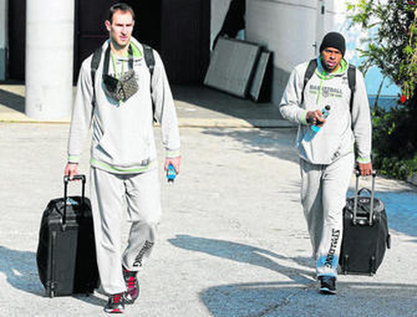 Vladimir Golubovic y Caleb Green, ayer, a la salida del equipo del Carpena rumbo al aeropuerto.