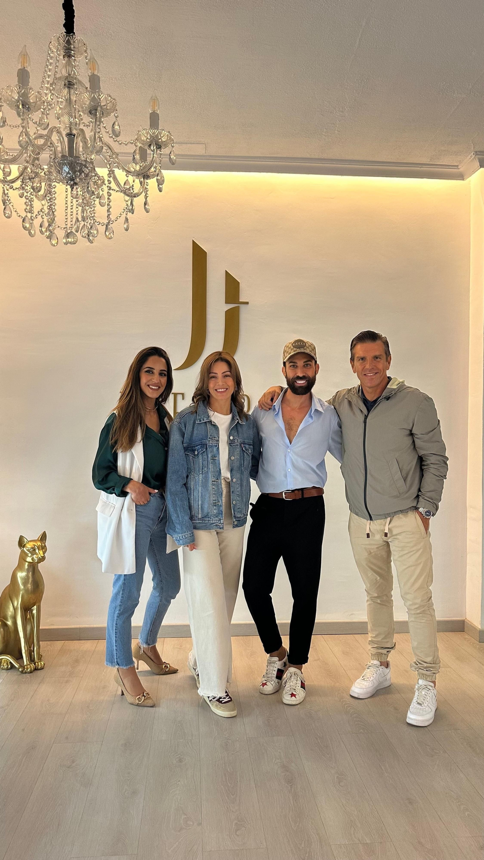 Virginia Troconis y Manuel Diaz aprovecharon su estancia en Córdoba para ponerse en manos del estilista José Tabas Virginia Troconis y Manuel Diaz aprovecharon su estancia en Córdoba para ponerse en manos del estilista José Tabas
