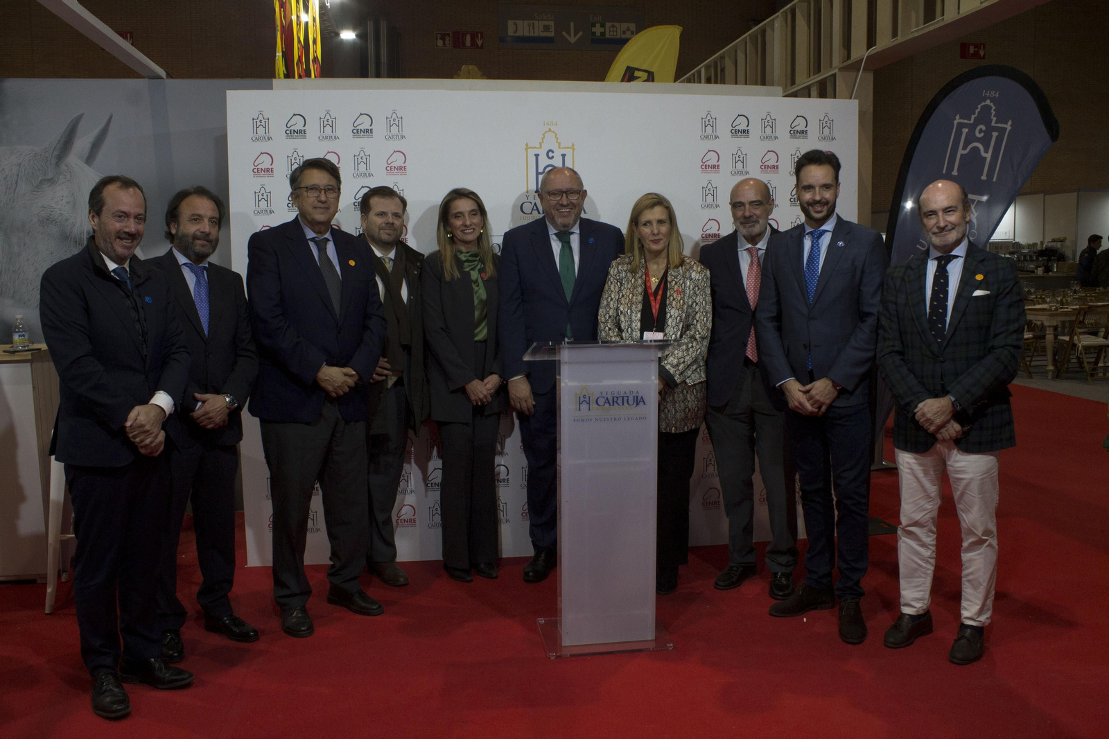 Representantes del mundo del caballo posan tras la firma del acuerdo.