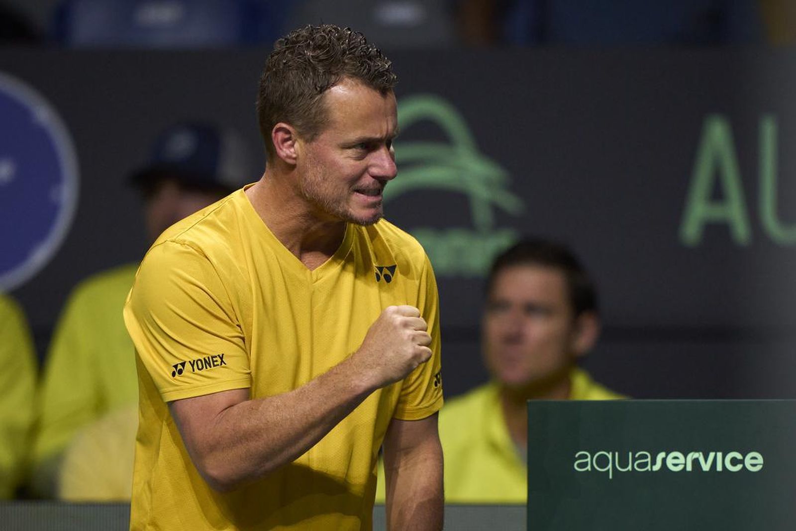 Lleyton Hewitt saca el puño.