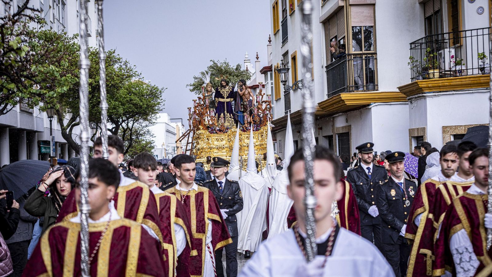 En imágenes,  El Prendimiento de San Fernando tuvo que volverse a su templo entre lágrimas y lluvia