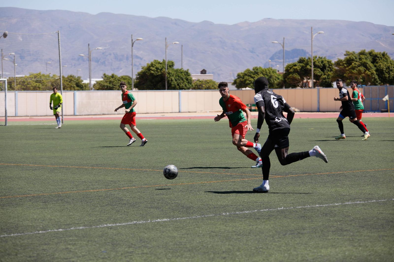 Una acción del encuentro entre roqueteros y arlequinados disputado en el Antonio Peroles.