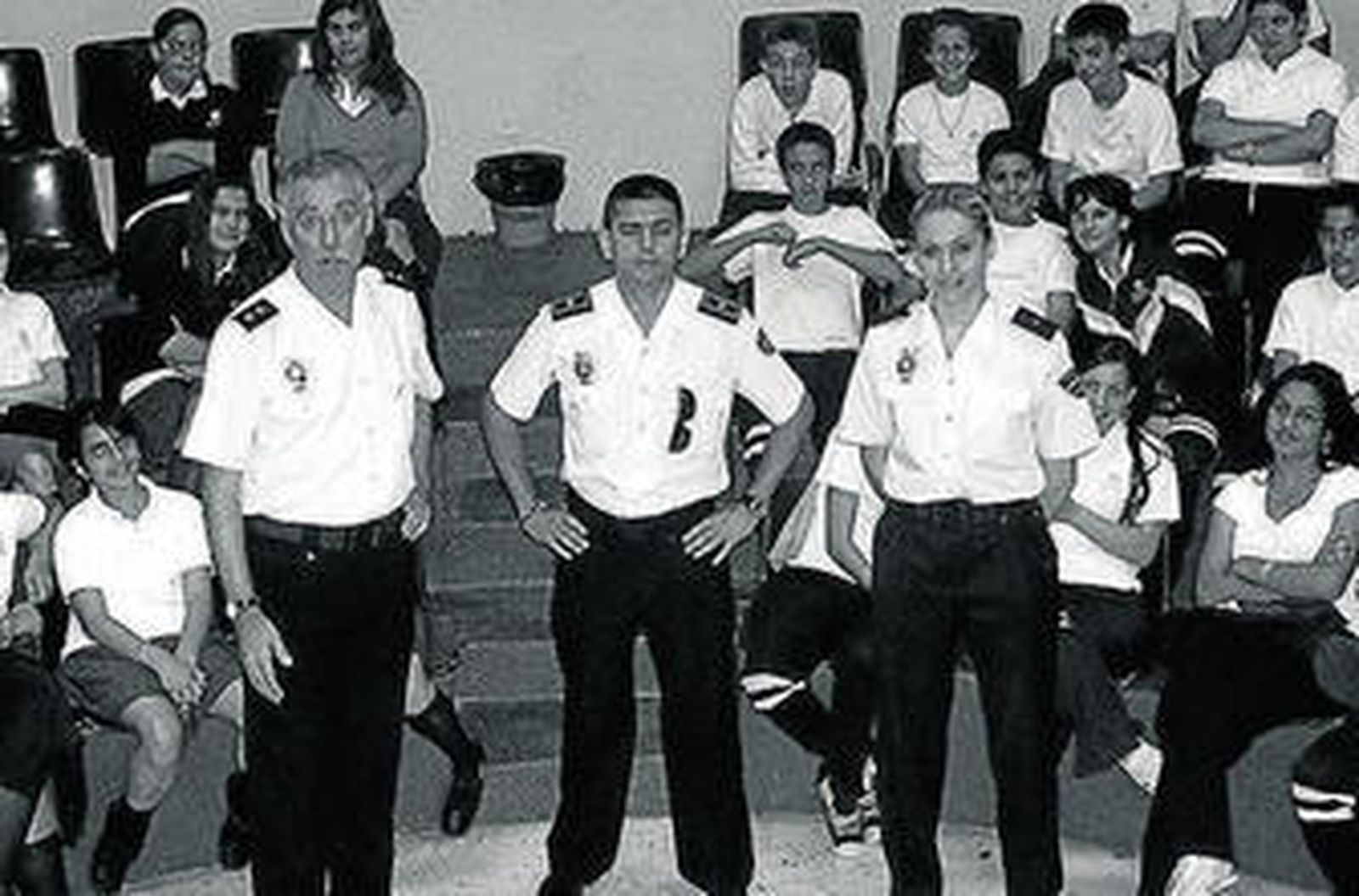 La Policía, tras una de las charlas en uno de los colegios de Jerez.